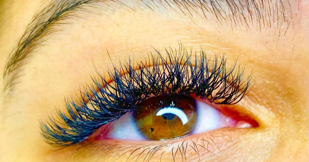 Consulta estética sobre lash lifting e extensão de cílios em estúdio especializado.