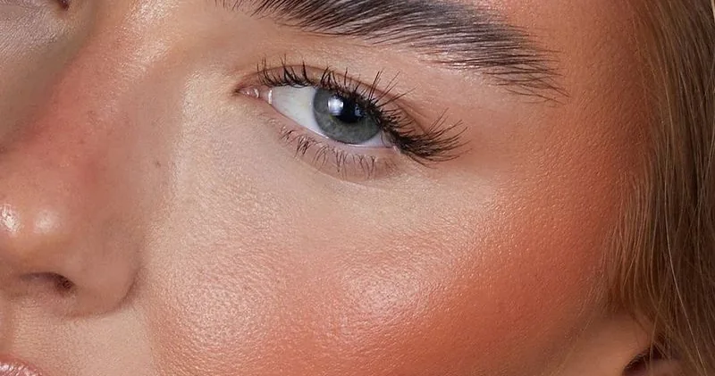 Tratamento facial de peeling coreano com pele luminosa e hidratada em clínica estética.
